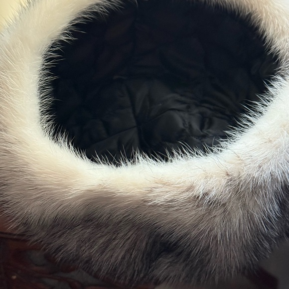 Luxurious Mink Fur Hat with Pom Poms - Picture 8 of 8